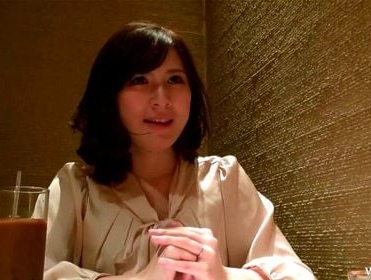 亭主関白な夫に不満を持つ美人妻と不倫セックス！浮気ちんぽで突きまくり濃厚ザーメンをぶっかける
